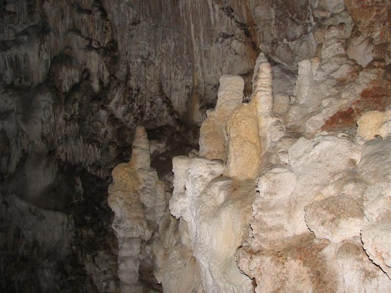 Ovde je jedna fotografija koja ilustruje kakao su pećine ukra&scaron;ene..